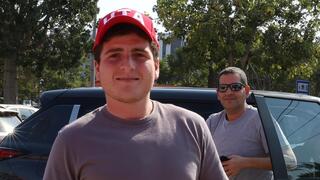 נציג הבעלים של הפועל ת"א מואיז ספרא, מאחוריו הבעלים אדמונד ספרא