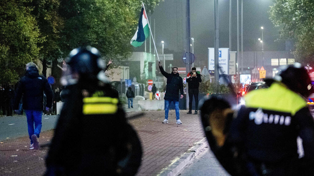 מפגין פרו פלסטיני לפני משחקה של מכבי ת"א מול איאקס