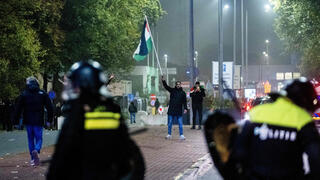 מפגין פרו פלסטיני לפני משחקה של מכבי ת"א מול איאקס