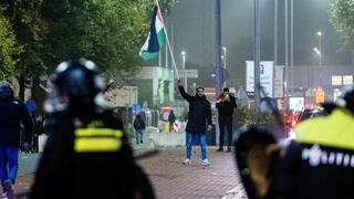 מפגין פרו פלסטיני לפני משחקה של מכבי ת"א מול איאקס