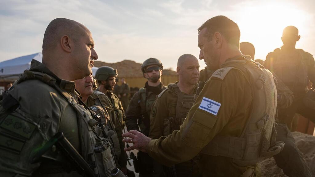 הרמטכ״ל, רב-אלוף הרצי הלוי בהערכת מצב במרחב ג׳באלייה ברצועת עזה ביחד עם מפקד פיקוד הדרום, אלוף ירון פינקלמן