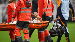 אדר מיליטאו מפונה על אלונקה