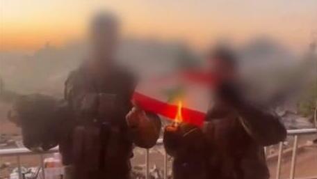 תיעוד: לוחמי צה"ל שורפים דגל לבנון