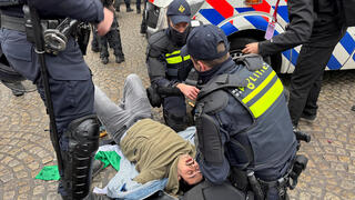 הולנד אמסטרדם משטרה עוצרת מפגינים פרו פלסטינים ב כיכר דאם 3 ימים אחרי הפרעות נגד אוהדי מכבי תל אביב