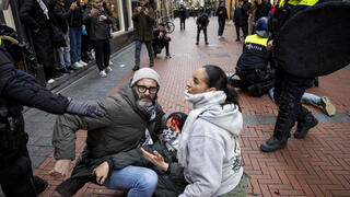הולנד אמסטרדם משטרה עוצרת מפגינים פרו פלסטינים ב כיכר דאם 3 ימים אחרי הפרעות נגד אוהדי מכבי תל אביב