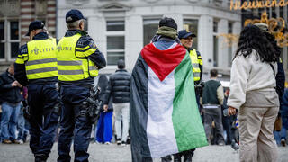 שוטרים ליד מפגין פרו פלסטיני באמסטרדם