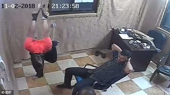 תיעוד המראה את חמאס מתעלל הפלסטינים