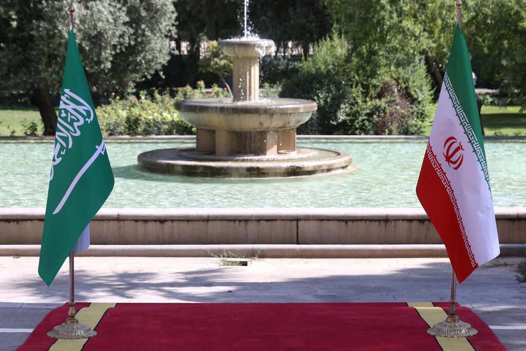 Iranian and Saudi Arabian flags 