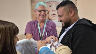 טריפי אבו־ראשד ובתו הטרייה עם פרופ' אייל שיינר