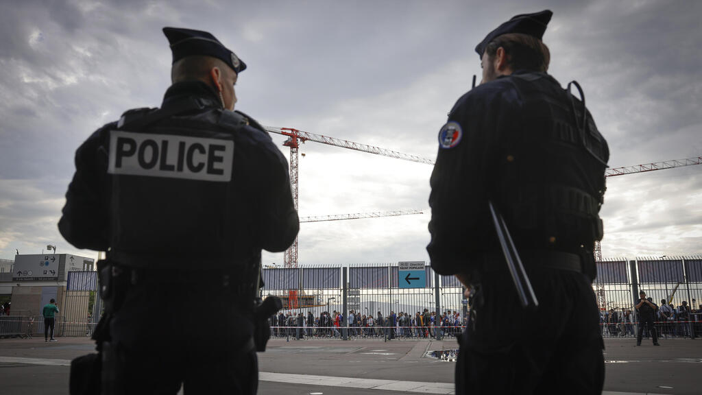 French police forces outside the Stade De France (Photo: AP Photo/Jean-Francois Badias) שוטרים מחוץ לסטאד דה פראנס