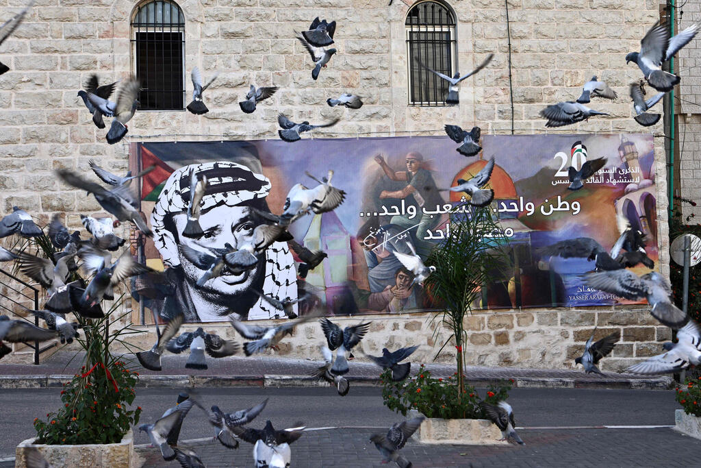 גרפיטי יאסר ערפאת מנהיג יו"ר הרשות הפלסטינית פלסטינים רמאללה 20 שנה ל מות מוות