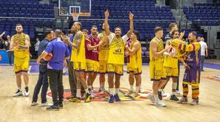 שחקני הפועל חולון חוגגים