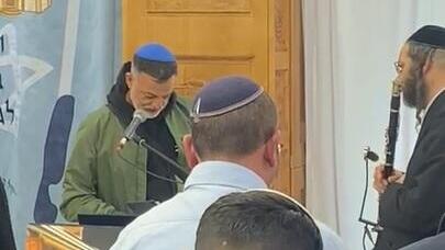 קובי סמרנו, אביו של יונתן סמרנו ז"ל, אומר קדיש בקבר רחל