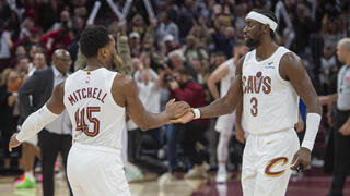 שחקן קליבלנד קאבלירס דונובן מיצ'ל עם כריס לברט