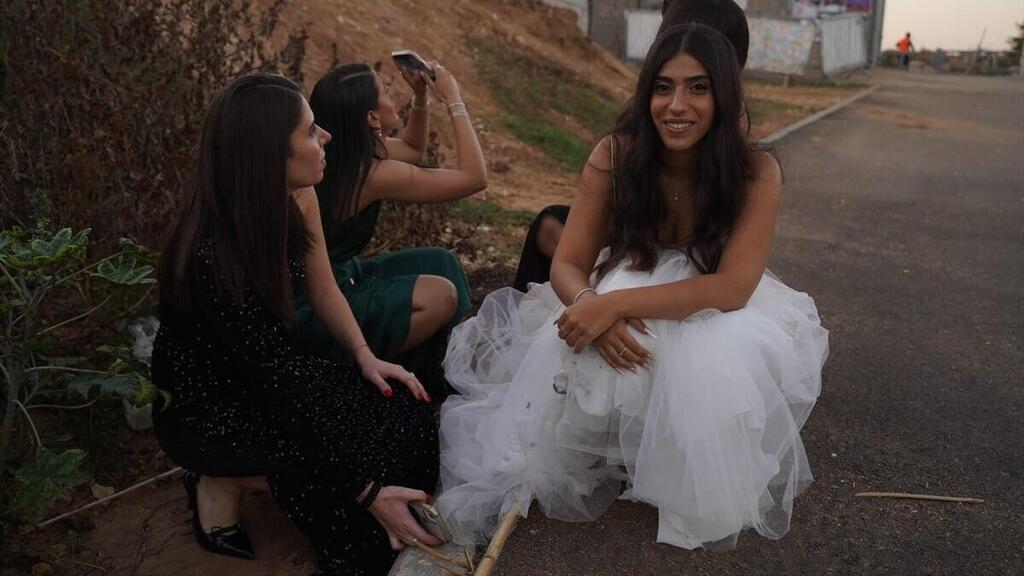 הוד השרון - זוג שמתחתן נקלע לאזעקות בדרכם לחתונה
