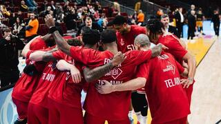 שחקני הפעול ת"א לפני המשחק מול טרפל סופוט