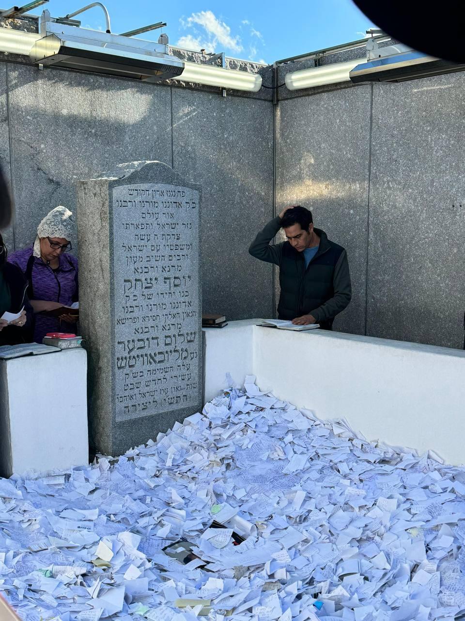 אביב גפן מתפלל בניו יורק 