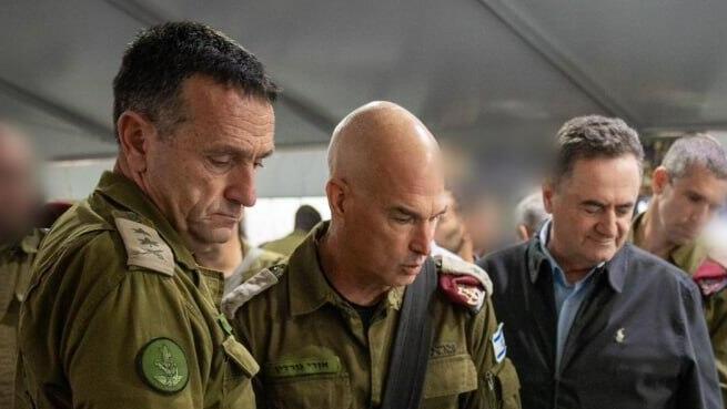 Halevi, Northern Command chief Maj. Gen. Ori Gordin and Katz (Photo: Defense Ministry) שר הביטחון ישראל כ"ץ בביקור בפיקוד הצפון ביחד עם הרמטכ"ל רב-אלוף הרצי הלוי ומפקד פיקוד צפון, האלוף אורי גורדין
