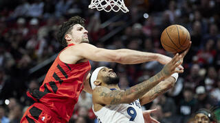 שחקן פורטלנד טרייל בלייזרס דני אבדיה מול שחקן מינסוטה טימברוולבס ניקייל אלכסנדר-ווקר