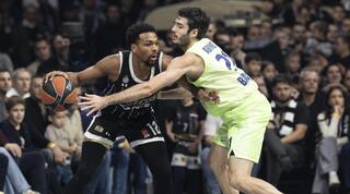 אלכס אברינס מול קארליק ג'ונס