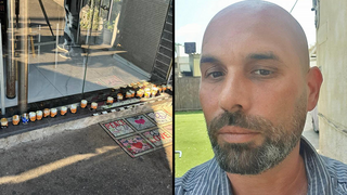 נרות זיכרון לזכרו של זיו בלפר ז״ל שנרצח מנפילת רקטה בנהריה, שהונחו על פתח בית הקפה בבעלותו