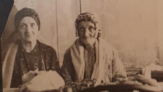 אם ובת, שתיהן אדמו"ריות: מימין הרבנית שרה הורוביץ שטרנפלד מחנצ'ין, ומשמאל בתה, הרבנית חנה ברכה שפירא. סבתו ואימו של הרבי מפיאסצנה