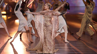 סלין דיון מופיעה בתצוגה לרגל 45 שנה למעצב אלי סאאב בסעודיה