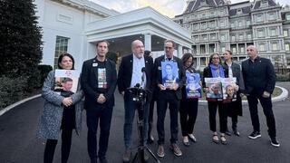 בני משפחות חטופים בבית הלבן אחרי פגישתם עם הנשיא ג'ו ביידן