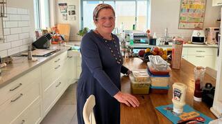 ענת שטיינר מביאה אוכל למשפחת קסלמן