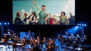 "קזבלן" בליווי תזמורת המהפכה