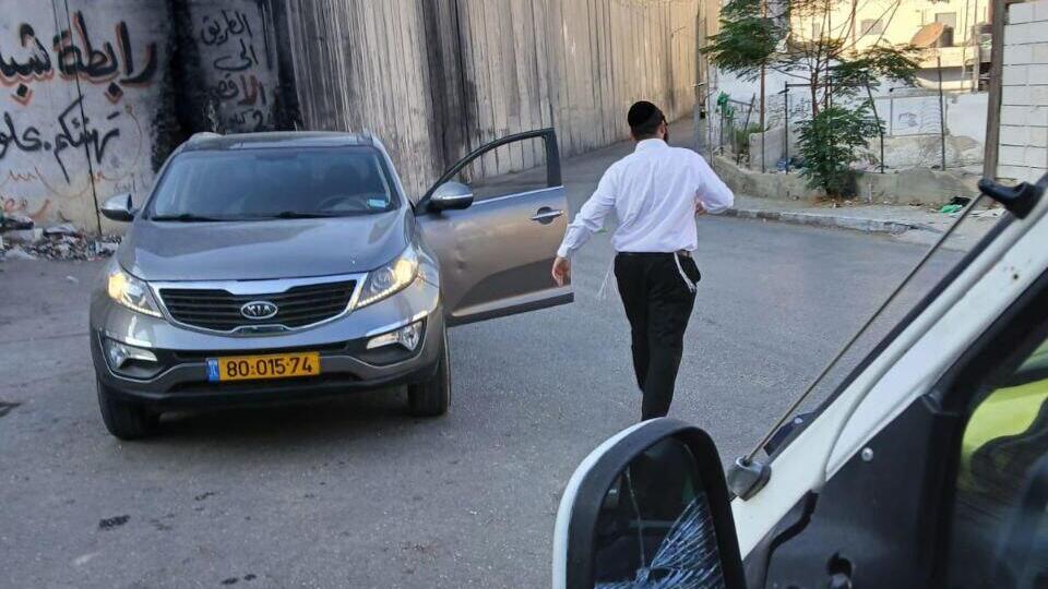 רכב ישראלי שהותקף בעיירה אבו דיס שבמרחב ירושלים