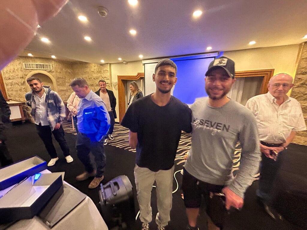 אסף יסעור עם צמח כהן, שנפצע אנושות ושב לעמוד על רגליו