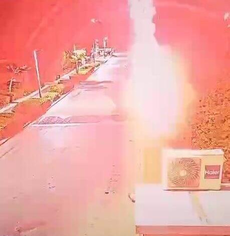 A flare landed inside the property of the prime minister's home in Caesarea, sparking a fire תיעוד פצצות התאורה ששוגרו לעבר בית ראש הממשלה וגרמו לשריפה
