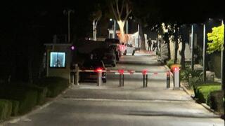 סריקות משטרה סביב בית רה"מ  אחר חשוד בהשלכת פצצת תאורה לעבר ביתו בקיסריה