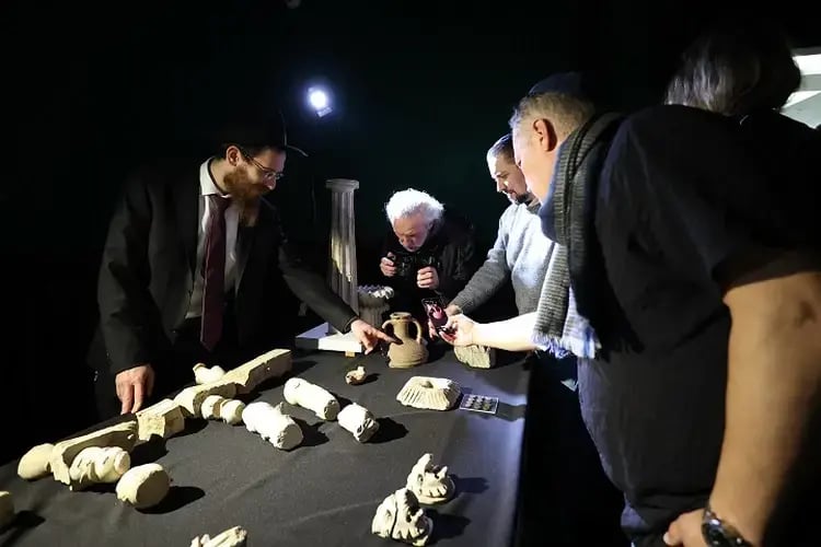 הרב לזר בוחן את הממצאים שהתגלו בעיר העתיקה