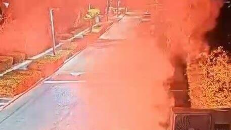 תיעוד פצצות התאורה ששוגרו לעבר בית ראש הממשלה וגרמו לשריפה