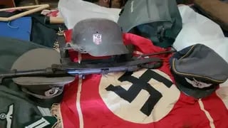 דגל נאצי, רובה וקסדות שנמצאו בבית