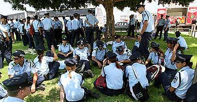 שדרות משטרה כוננות הערכות הכנות מתנחלים עצרת הפגנה התנתקות רצועת עזה (צילום: צפריר אביוב) שדרות משטרה כוננות הערכות הכנות מתנחלים עצרת הפגנה התנתקות רצועת עזה