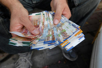 Обмен денег. Фото: Ярон Бренер (צילום: ירון ברנר) Обмен денег. Фото: Ярон Бренер