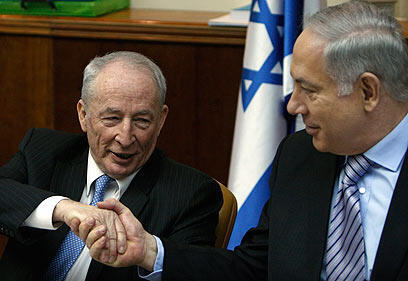 Weinstein and Netanyahu. How will the prime minister decide on a crucial move which the attorney general does not approve of? (Photo: AP) (צילום: AP) Weinstein and Netanyahu. How will the prime minister decide on a crucial move which the attorney general does not approve of? (Photo: AP)