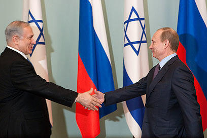 Netanyahu and Putin. Israel must raise its alertness and use discretion vis-à-vis Russia (Photo: EPA) (צילום: AP) Netanyahu and Putin. Israel must raise its alertness and use discretion vis-à-vis Russia (Photo: EPA)