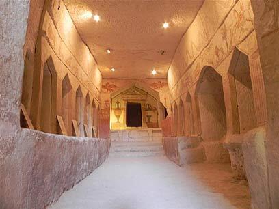 Погребальная пещера сидонян. Фото: Зив Райнштейн (צילום: זיו ריינשטיין) Погребальная пещера сидонян. Фото: Зив Райнштейн