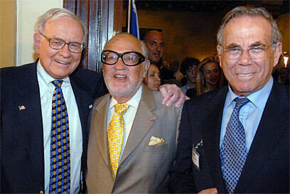 Wertheimer (R), Sammry Ofer (C) and Warren Buffett (Photo: Guy Assayag)