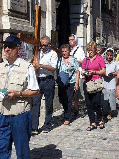 Pilgrims in Jerusalem. 'Arrive in Israel for a week, but spend six nights in Bethlehem' (Archive photo: Ziv Reinstein) (צילום: זיו ריינשטיין) Pilgrims in Jerusalem. 'Arrive in Israel for a week, but spend six nights in Bethlehem' (Archive photo: Ziv Reinstein)