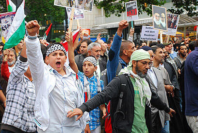 Anti-Israel demonstration in Berlin. Is anti-Semitism not the German society's problem? (Archive photo: Tzach Goldberger) (צילום: צח גולדברגר) Anti-Israel demonstration in Berlin. Is anti-Semitism not the German society's problem? (Archive photo: Tzach Goldberger)