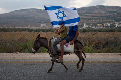 הפגנה נגד הכרה ב מדינה פלסטינית ב התנחלות איתמר ילדים רכובים על חמור (צילום: AP) הפגנה נגד הכרה ב מדינה פלסטינית ב התנחלות איתמר ילדים רכובים על חמור