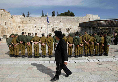 Even if the law had been implemented, it would not have led to equality and would not have eased the burden on the serving soldiers (Photo: Reuters)