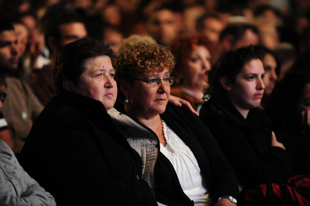 מרים פרץ אמו של אלירז פרץ עם לודמילה רוז'קוב אמו של גרמן רוז'קוב ז"ל טקס בריכת הסולטן יום הזיכרון (צילום: ישראל בורדוגו) מרים פרץ אמו של אלירז פרץ עם לודמילה רוז'קוב אמו של גרמן רוז'קוב ז"ל טקס בריכת הסולטן יום הזיכרון
