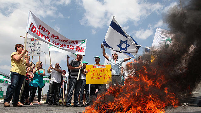 Phoenicia factory workers protesting plans to shut down the factory in 2012 (Photo: Avishag Shear Yeshuv) (צילום: אבישג שאר-ישוב) Phoenicia factory workers protesting plans to shut down the factory in 2012 (Photo: Avishag Shear Yeshuv)