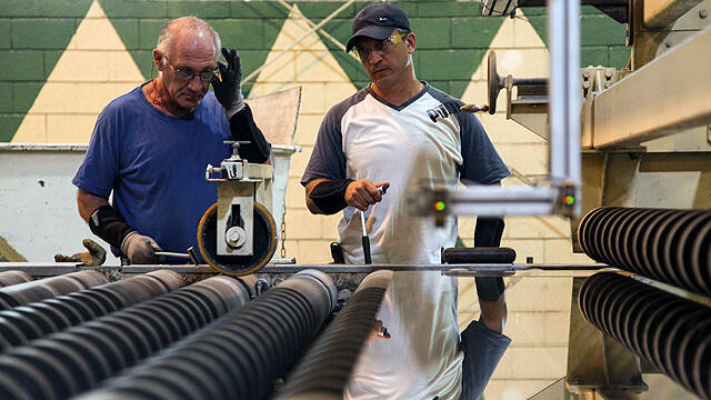 Workers at the Phoenicia factory (Photo: Avishag Shear-Yeshuv) (צילום: אבישג שאר-ישוב) Workers at the Phoenicia factory (Photo: Avishag Shear-Yeshuv)